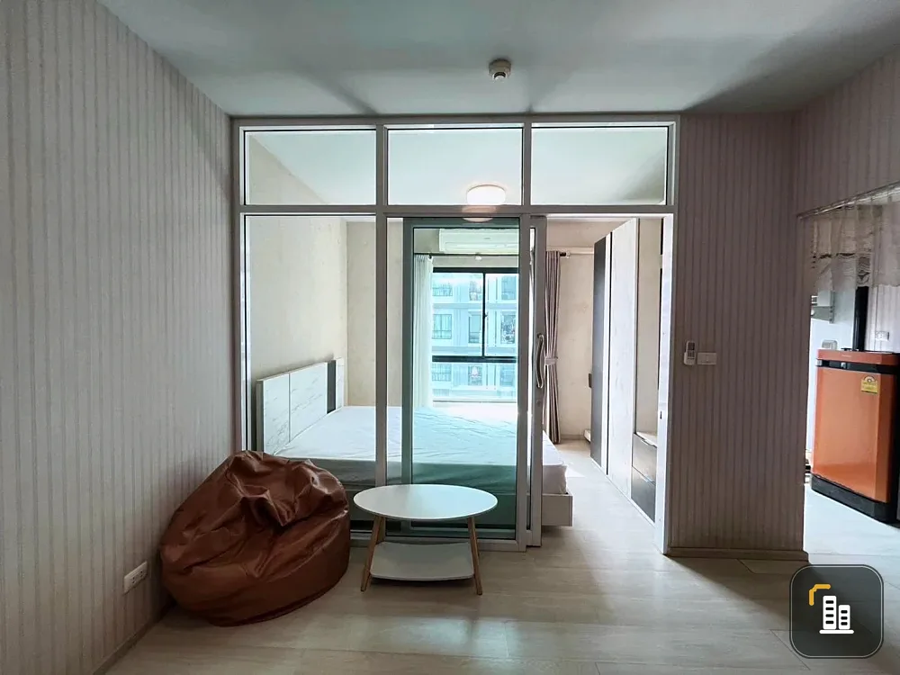 For sale: Union Ramkhamhaeng-Seri Thai, 5th floor, swimming pool view, well-separated bedroom, wallpaper installed, you can't miss out on booking.