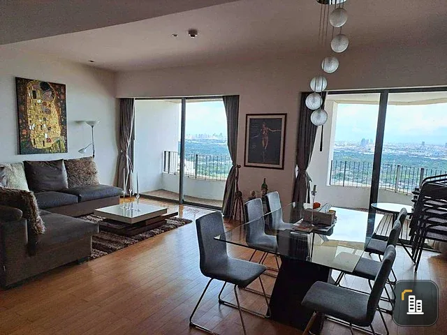 For sale: The Pano, beautiful city view, airy, no buildings blocking the view, lots of usable space. You will regret it if you miss it.