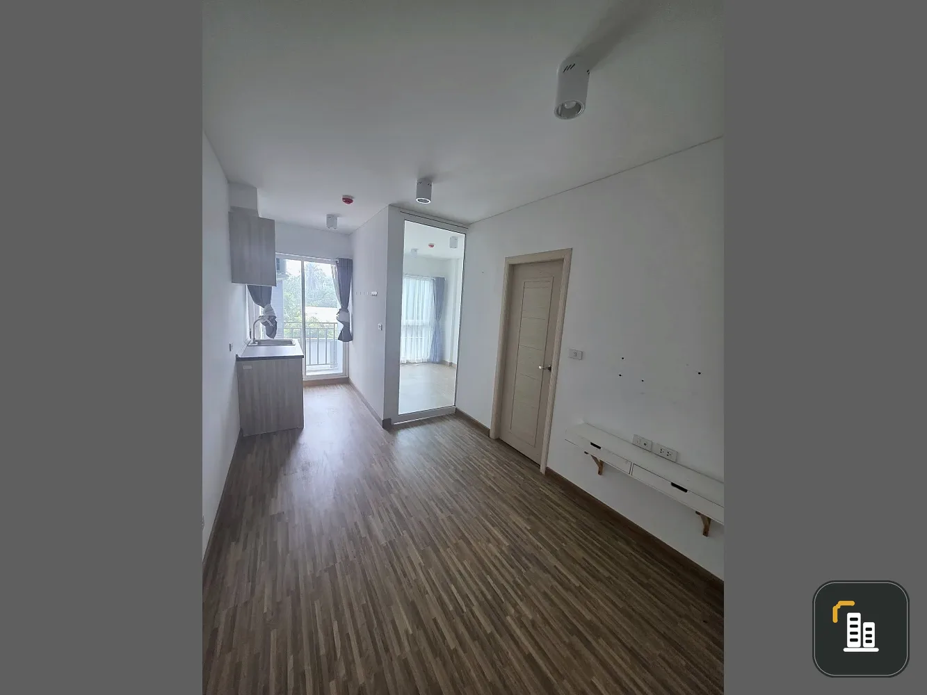 Condo for sale, The Iris Bangyai, empty room, clean, airy, comfortable to live in. People who like to decorate their rooms must not miss this.
