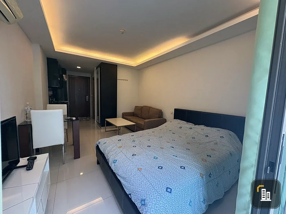 For rent: Club Royal Wongamat (North Pattaya), studio room 25 sq m., fully furnished, just bring your own furniture and move in.