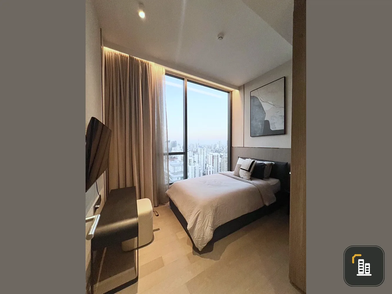 For rent Celes Asoke, a beautifully decorated room, well-built-in, convenient and complete here. You must hurry to reserve now, don't wait.
