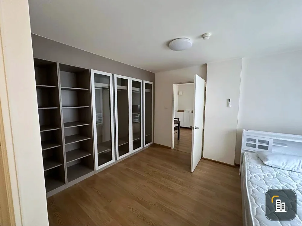 For rent: Lumpini Township Rangsit Khlong 1, 2 combined rooms, connected to each other, plenty of usable space, has a large built-in wardrobe, must re