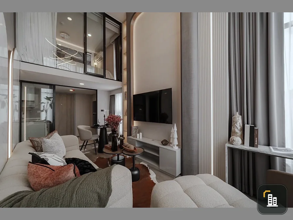 For rent: Soho Bangkok Ratchada, corner room, 15th floor, 2 bedrooms, 4.2 meter high ceiling, beautifully decorated, move in now, don't hesitate.