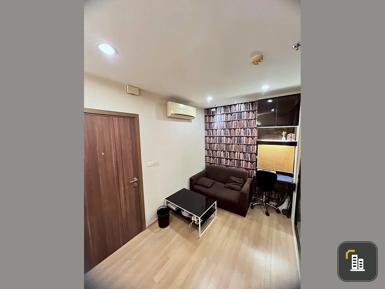 For sale: The Base Chaengwattana, 19th floor, Building B, complete with a set of furniture, just bring your own and move in.
