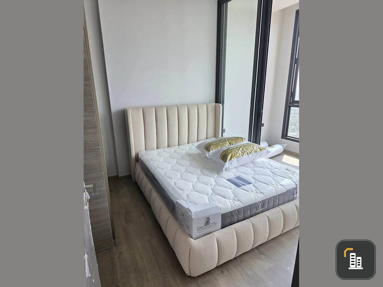 For rent: The Crest park residences, 28th floor, Park view, has a separate private office room, lots of space, must book.