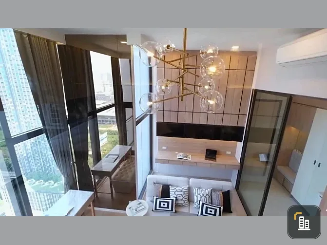 For sale Chewathai Resident Asoke, the largest Loft-style room, decorated with partitions, ready to be reserved.