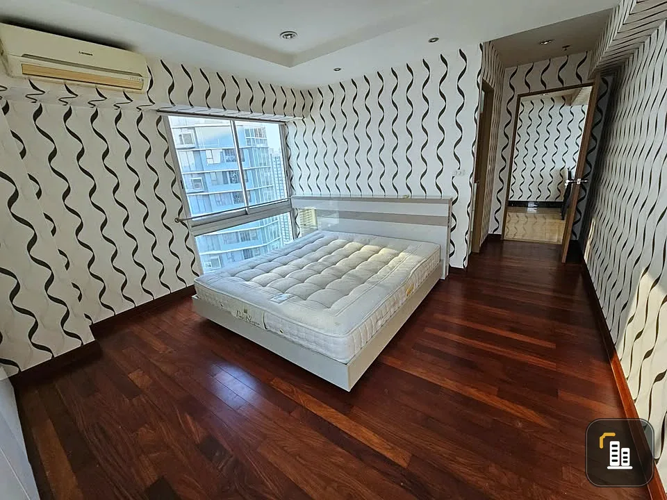 For rent: My Resort Bangkok, spacious and comfortable room, with nice wallpaper, just bring your bags.