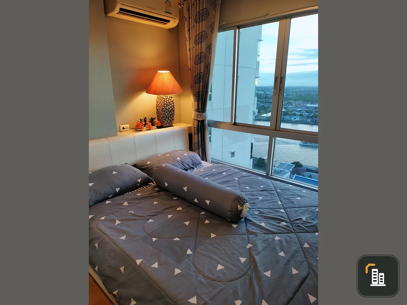 For sale Lumpini Ville Phibulsongkhram-Rivervie, front room on the 22nd floor, view of the Chao Phraya River, wall with wallpaper and built-in bar cou