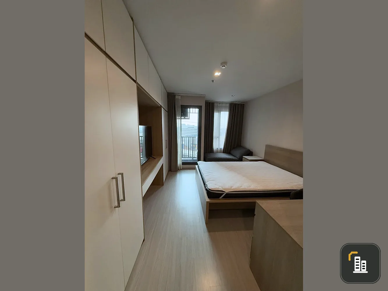 For rent: Life Ladprao, corner room, wall attached to one other room, very high floor, beautiful city view, move now, don't hesitate.