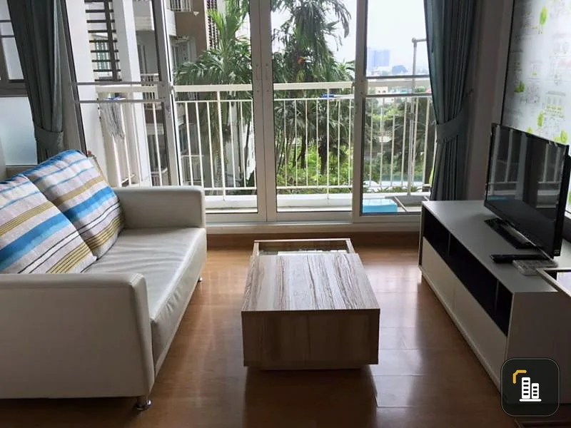 Quick sale, The Parkland Grand Taksin, pool front room, 10th floor, north, cool breeze all day The atmosphere is very good. Buy quickly.