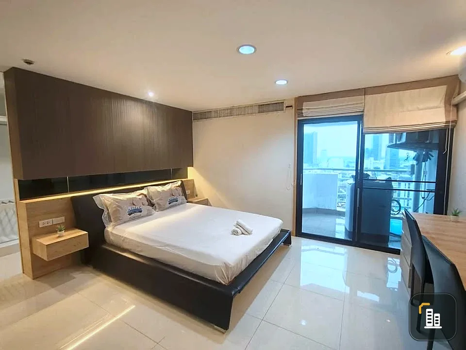 For rent: Waterford Diamond Sukhumvit 30/1, very spacious room, lots of usable space, fully furnished, must book.