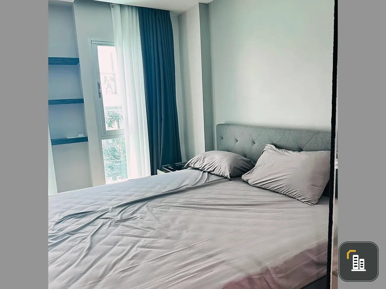 For sale: Park Exo, Building E, 4th floor, corner room, lots of usable space, complete with furniture and appliances. You won't be disappointed if you