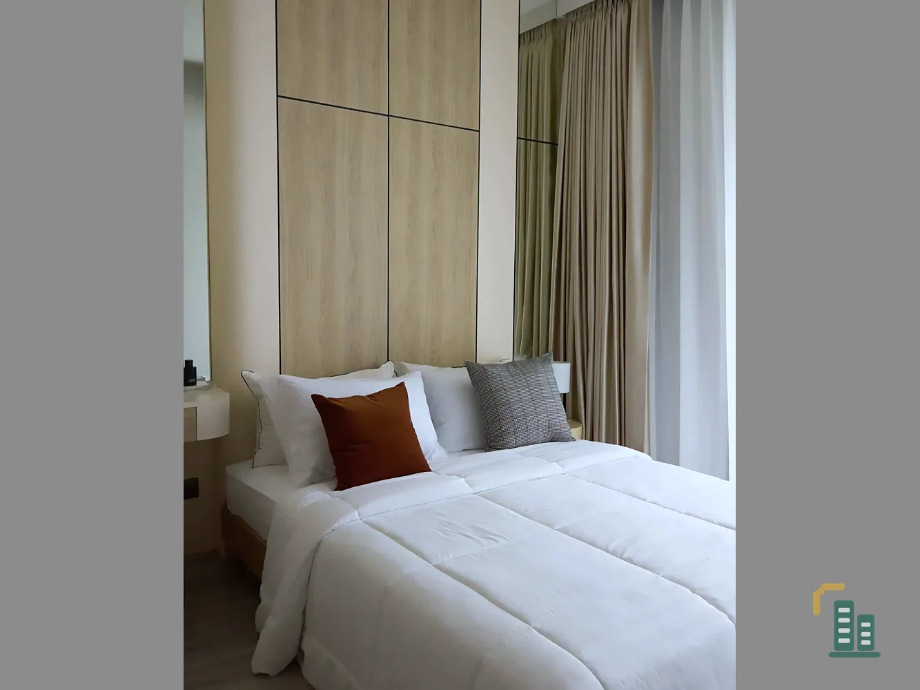 For rent: Rhythm Ekkamai Estate, decorated in stylish wood tones, comes with complete furniture, just bring your bags and move in.