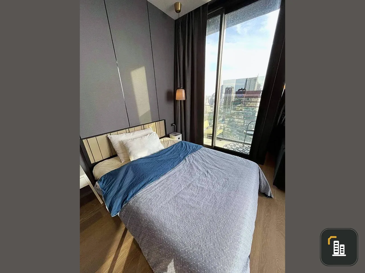 For sale: Ashton Silom condo, high floor, beautiful city view, fully furnished room, complete with furniture! Hurry and book, don't miss out!!