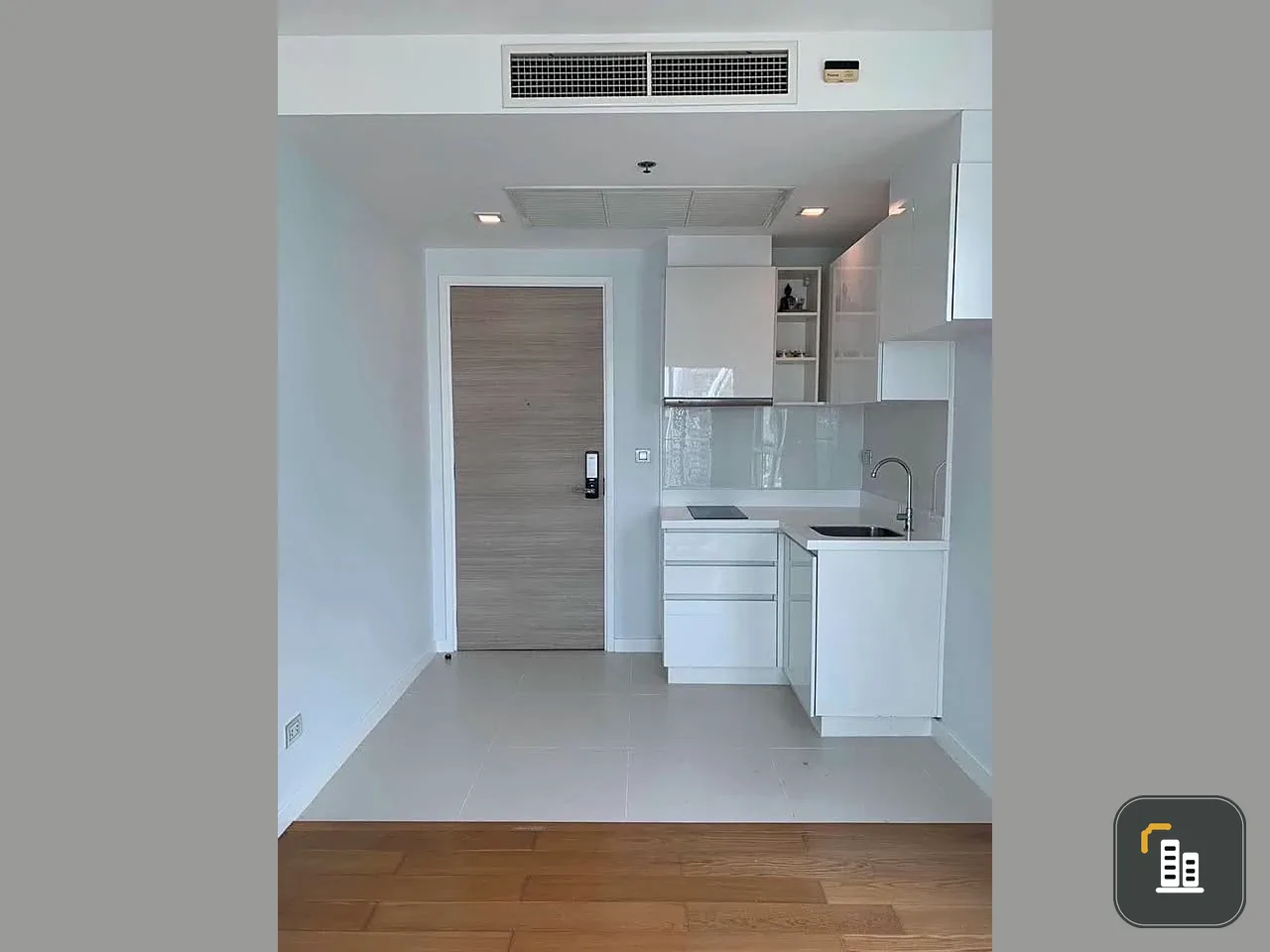 For sale: Condolet Ice Ratchawithi, spacious room, comfortable living, corner room, high ceiling, excellent built-in kitchen, good like this, book now