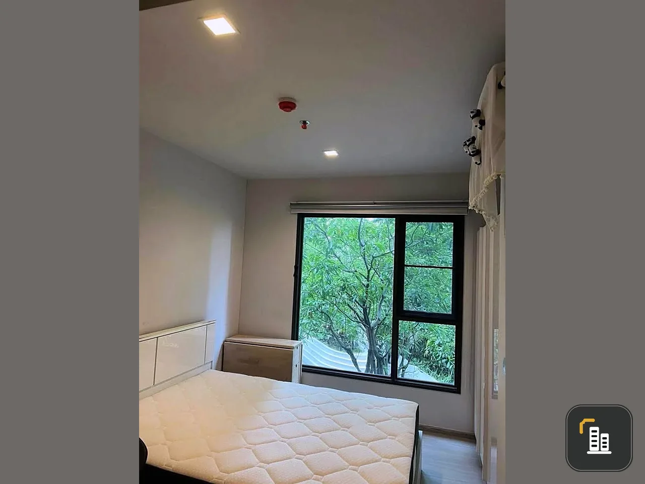 Urgent sale: Life Asoke Rama 9, ready to move in, complete facilities, great price, buy now.