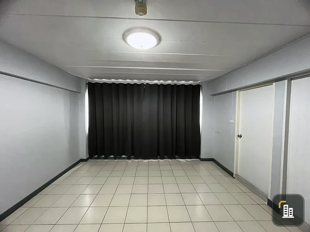 For sale: Lumpini Center Happyland, empty room, airy and spacious, at a very affordable price. People who like to decorate their rooms must book.