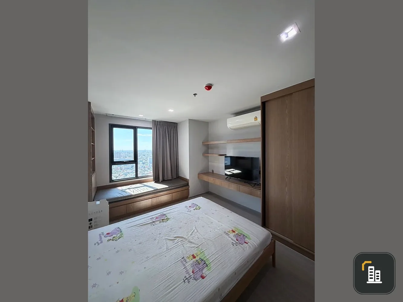 For rent: Life Ladprao, 44th floor, corner room, city view, fully furnished, ready to move in, reserve now, don't wait.
