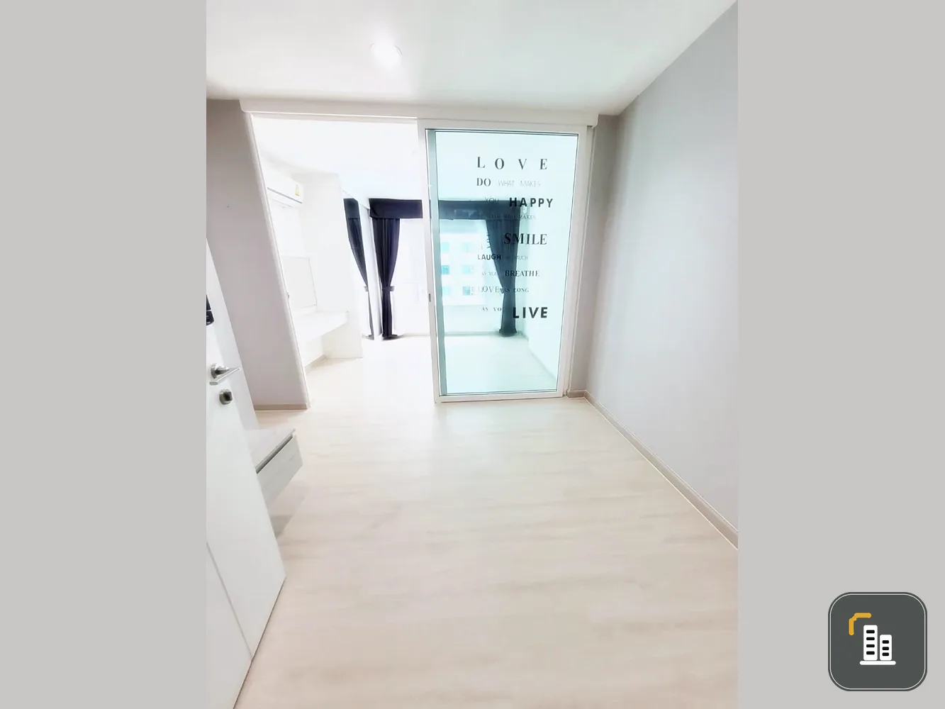 Selling Aspire Erawan, spacious room with lots of usable space, good location, view of the swimming pool, can you not reserve it?