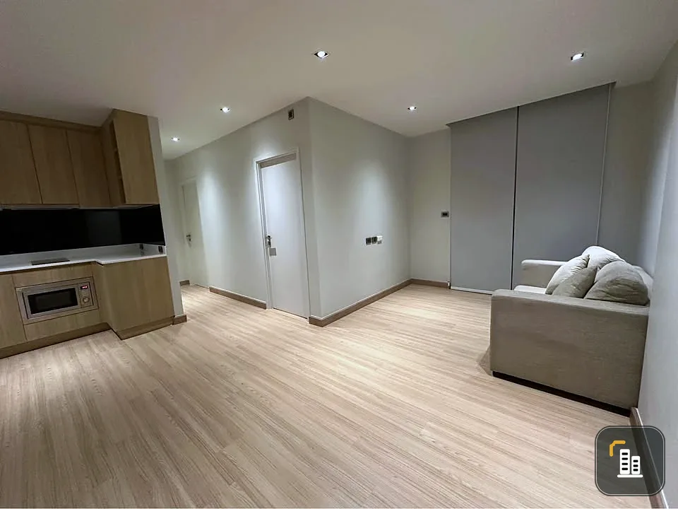 For sale, Yu Charoen Residence Town in Town, Take View in Courtyard, is a wide room, located at the corner of the building. I must say that you must b