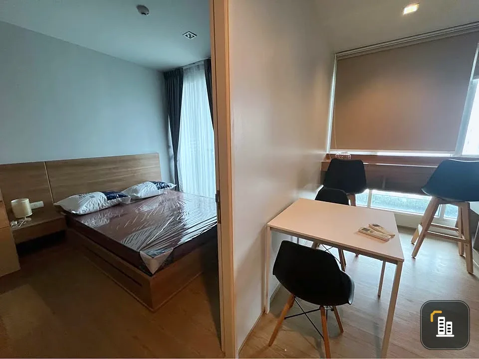 For rent: RHYTHM PHAHON-ARI, very high floor (32nd floor), great view, very comfortable sofa. Reserve now before it's gone.