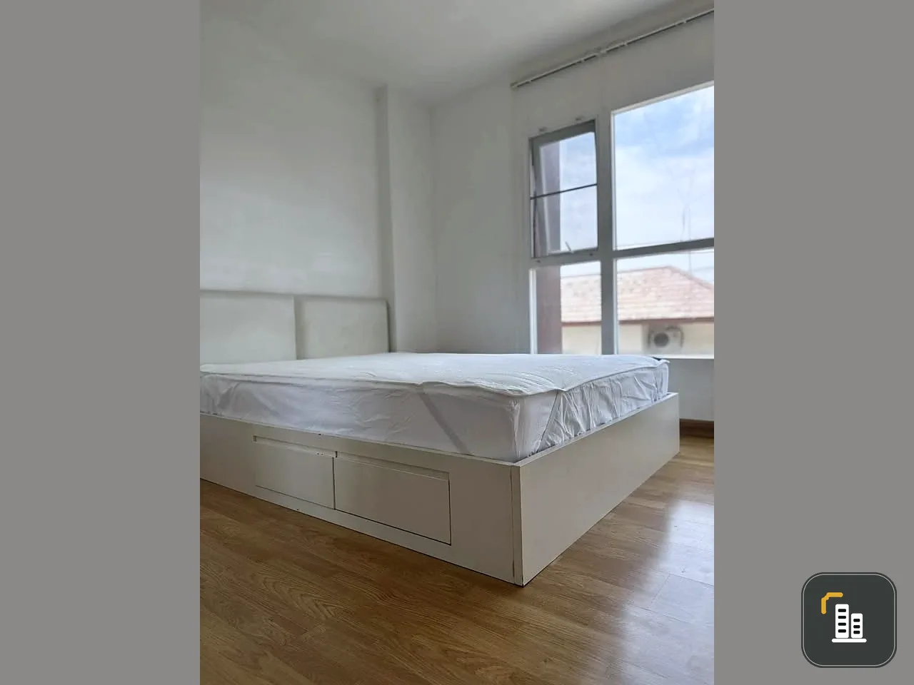 For sale Aspire Srinakarin 1 bedroom 1 bathroom, clean white tone room, good location, fully furnished, must reserve like this.