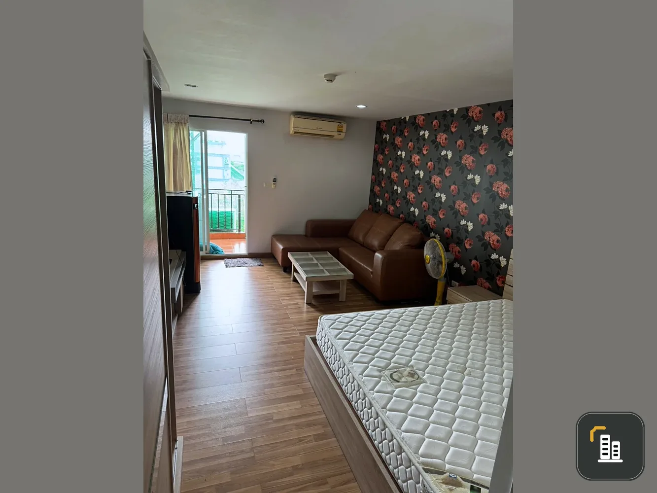 For rent: Regent Home 14 Sukhumvit 93, studio room with beautiful wallpaper, washing machine included at a great price. Hurry and book now!