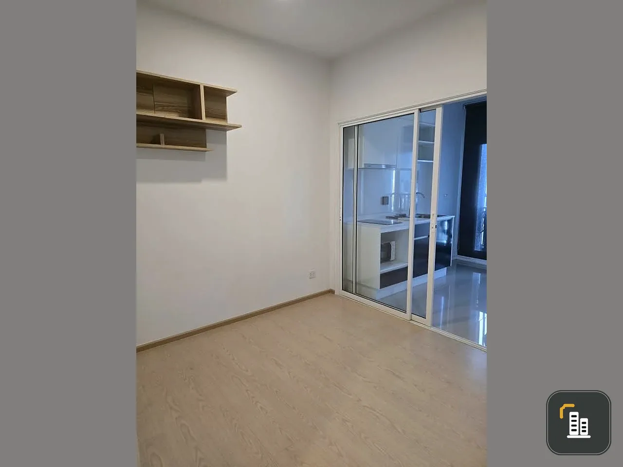 Urgent sale: The Tree Sukhumvit 71-Ekkamai, empty room, not too expensive. Room decorating lovers, I must say that you definitely can't miss this.