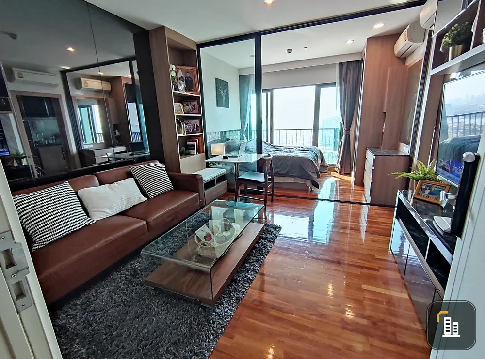 For sale: The Tree Rio Bang Ao Station, 33rd floor room, very high, great breeze, with good quality teak parquet flooring. Must book.
