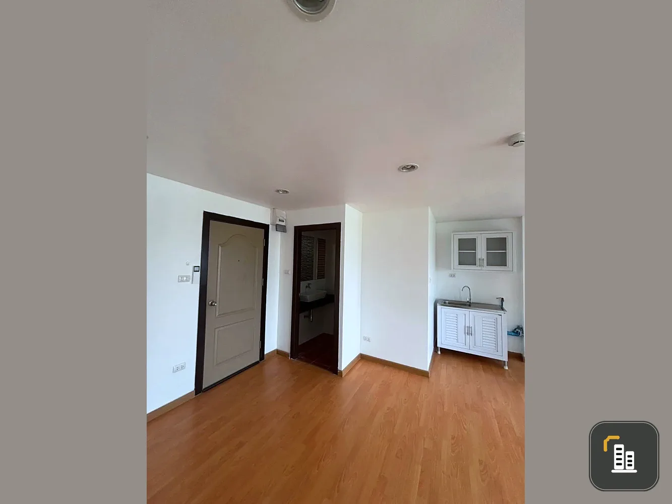 Condo for sale, Crystal Condominium, 2 rooms, comfortable, open view, cool breeze, complete electrical appliances. Good like this, hurry and reserve n
