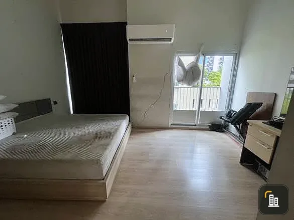 For sale: Noble revolve ratchada, corner room, very private, 4 meter high ceiling, airy and not cramped. You will regret it if you miss it.