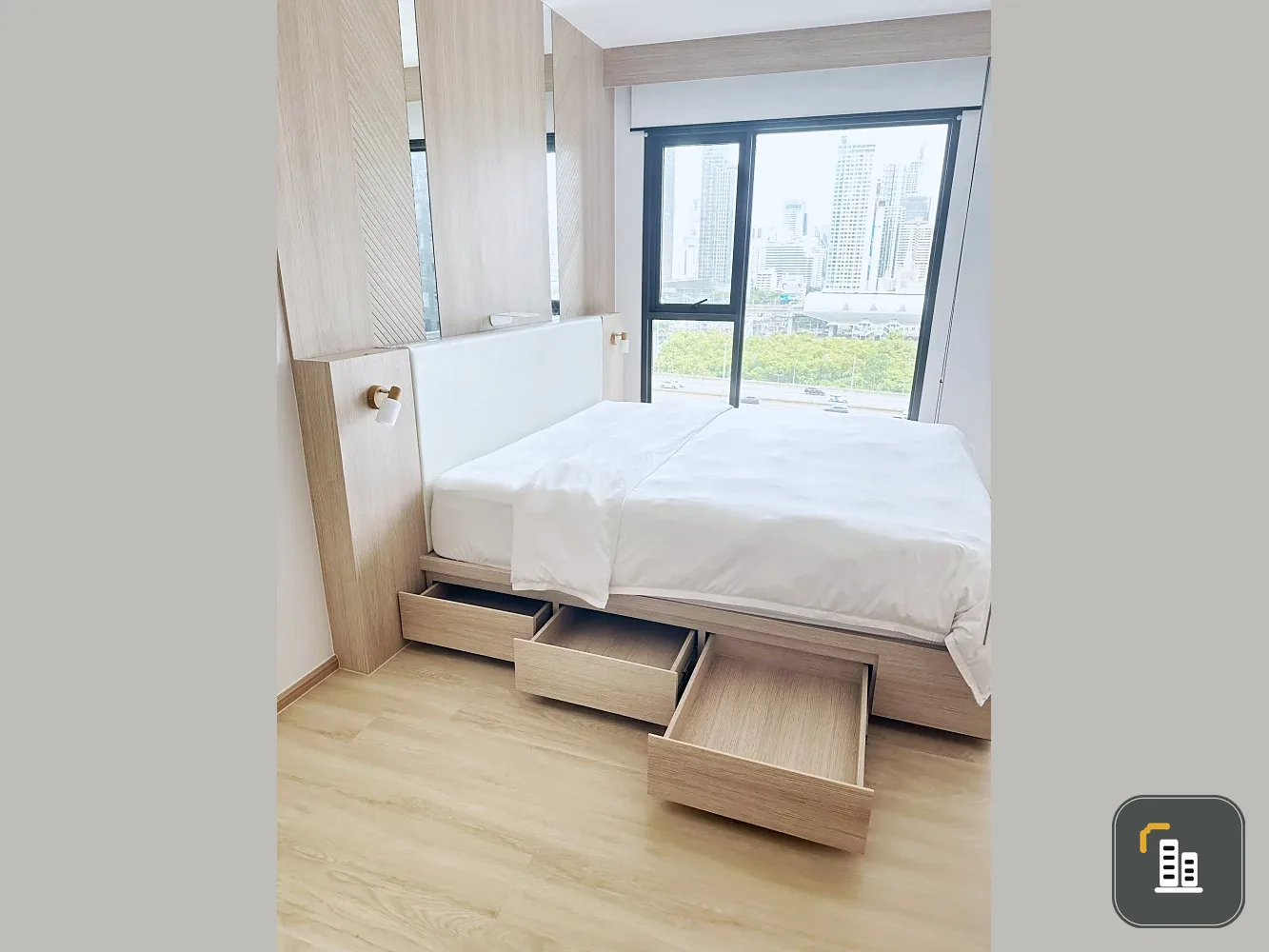 For rent: Life Asoke-Rama 9, beautiful room, decorated in a controlled tone, built-in marble pattern wall, very cool, don't miss it.