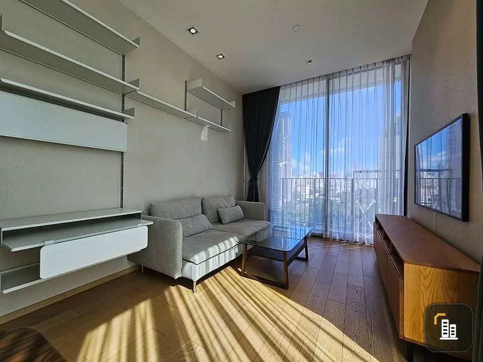 For rent: 28 Chidlom, corner room, quiet, not crowded, with a spacious area, very comfortable, book now and you won't be disappointed.