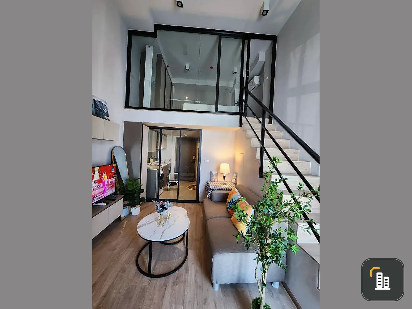 For rent: IDEO RAMA 9–ASOKE, a luxuriously decorated room with a beautiful city view from a high floor. The ceiling is high and airy. Don't miss it.