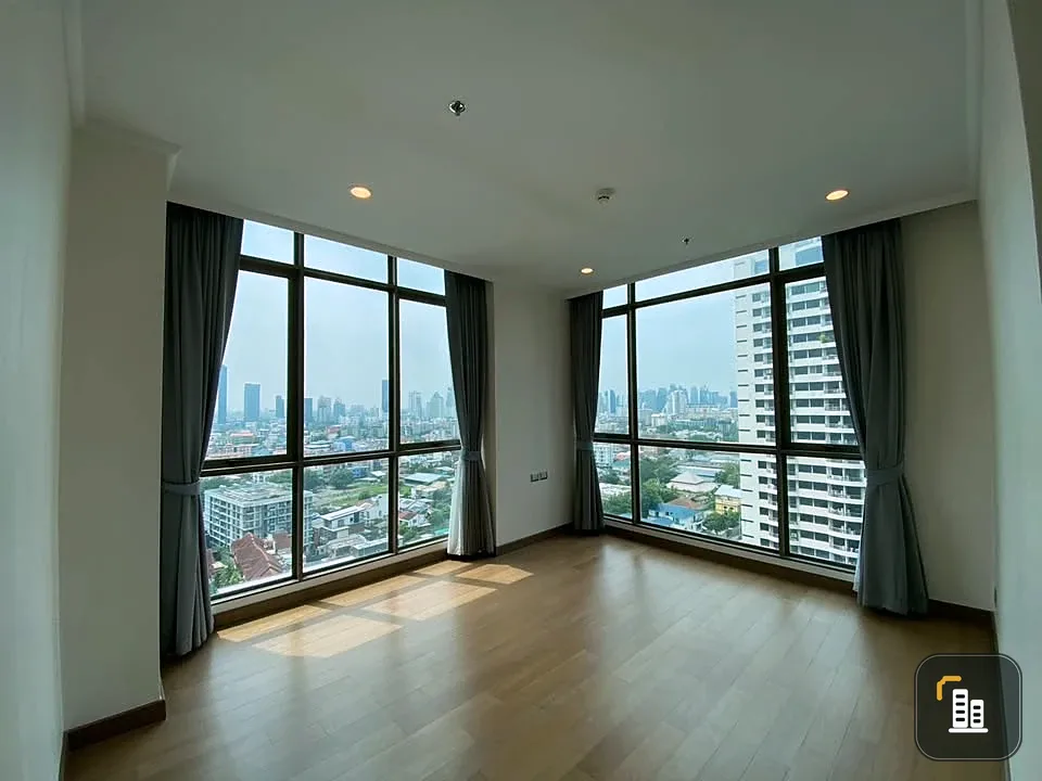 For rent Supalai Oriental Sukhumvit 39, empty room with kitchen, lots of usable space, definitely comfortable, hurry and book now.