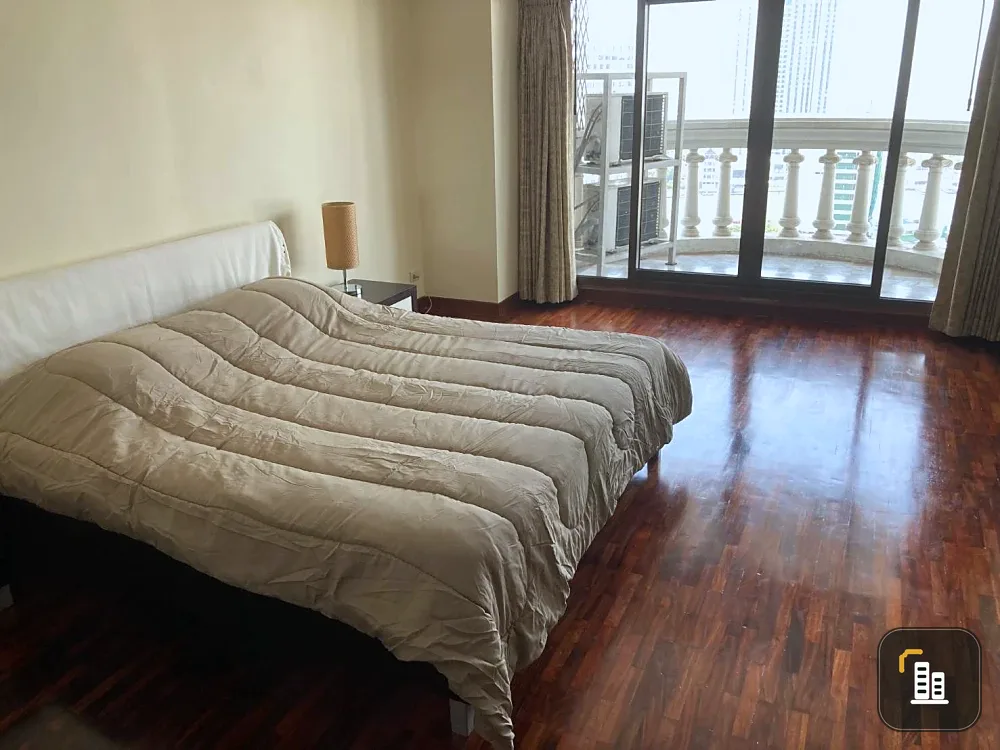 For sale: State Tower Condominium, spacious room, lots of usable space, good location, view of Chao Phraya River and Icon Siam, don't miss it.