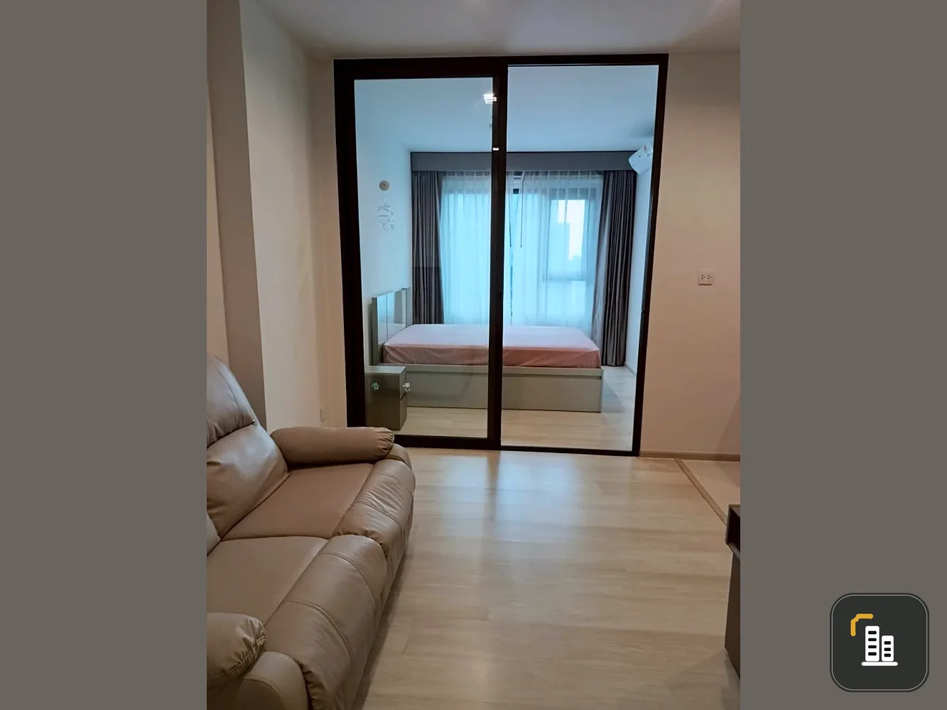 Selling Life One Wireless, spacious room, lots of usable space, beautiful canal view from high floor. With such a good deal, what are you waiting for?