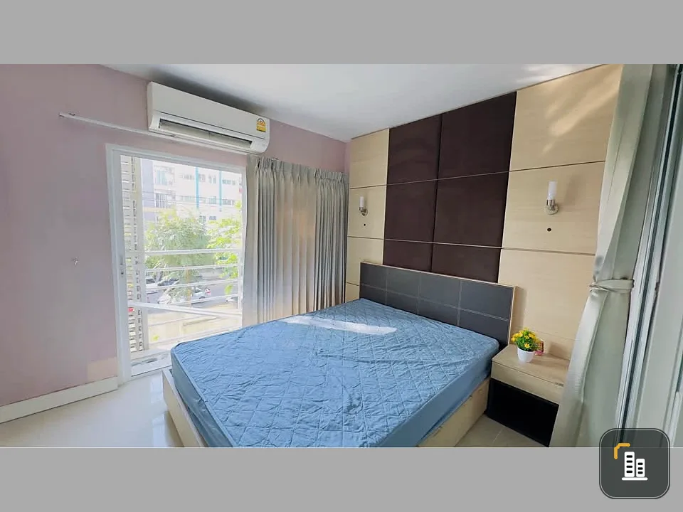 For sale: Metro Park Sathorn, beautifully decorated room, built-in headboard, awesome, wallpapered, canal view, not blocked, don't miss it.