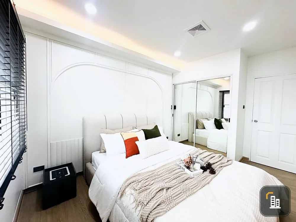 For sale: A space Asoke-Ratchada, beautiful room, stunningly decorated, ready to move in. Interested? Book now. Don't miss out!