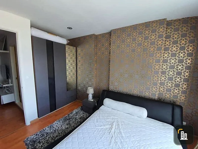 For rent, The President Sathorn-Ratchapruek 3, decorated with beautiful wallpaper in the bedroom. Pool view, fully furnished