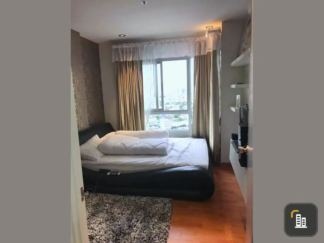 Selling The President Sathorn-Ratchapruek 3, decorated with beautiful wallpaper in the bedroom. Pool view, fully furnished