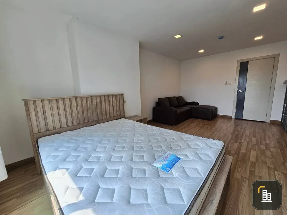 For sale: The One Plus D Huamark 12, 7th floor, corner room, beautiful view, balcony not attached to anyone, very private, must reserve like this.