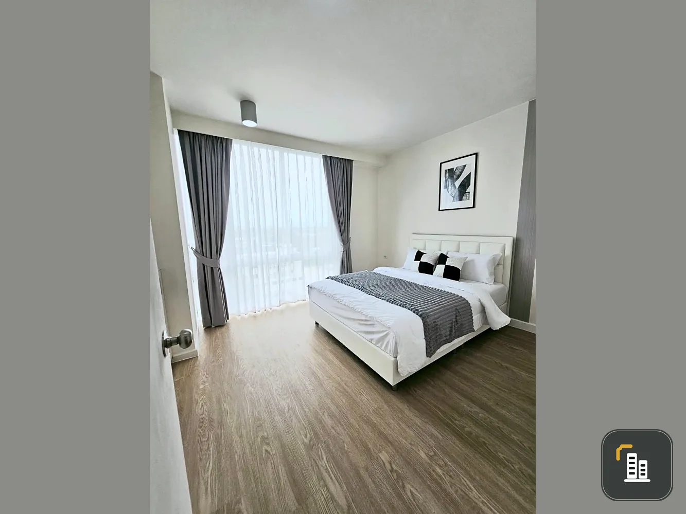 For rent: The IRIS Rama 9-Srinakarin, spacious room, decorated in a controlled tone, complete with electrical appliances. Don't miss it.