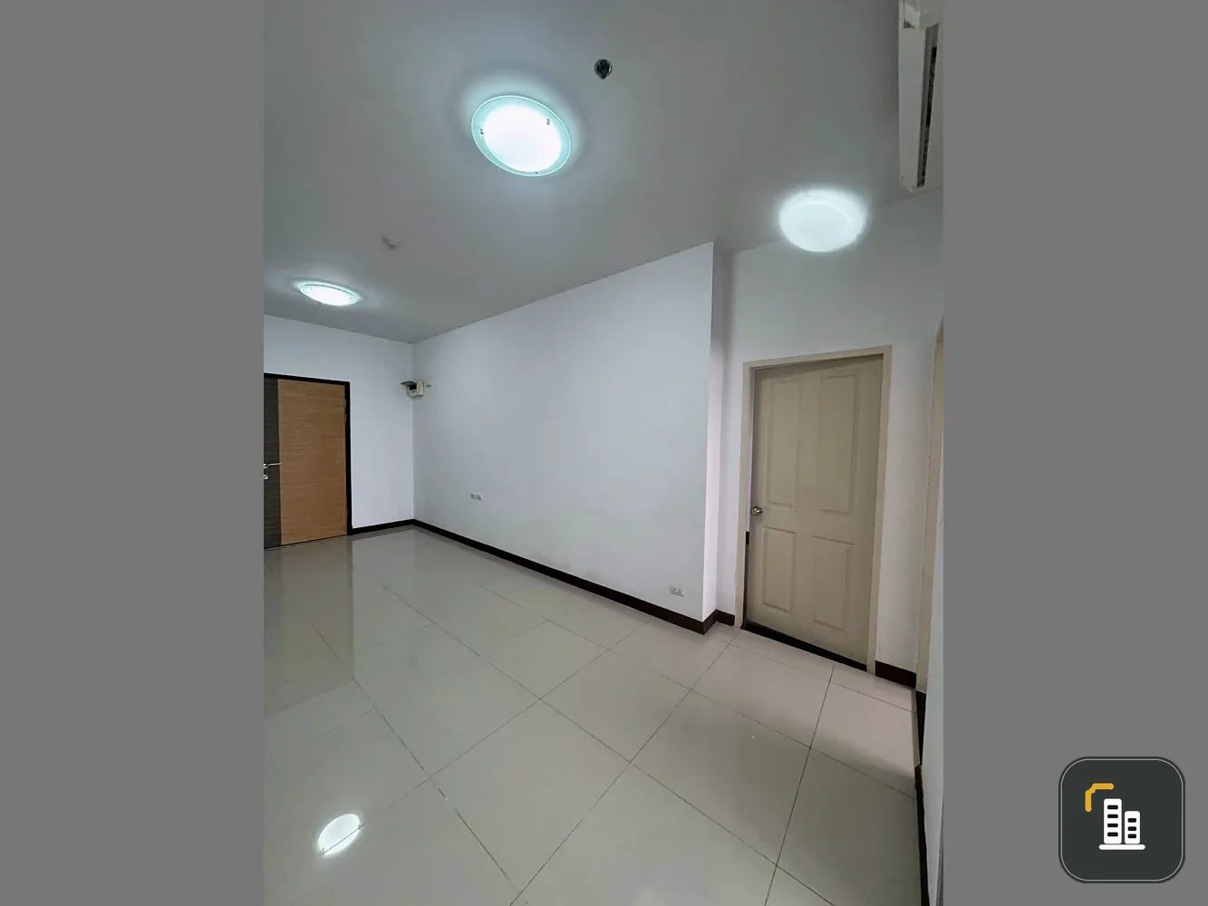 For rent Supalai Park Asoke-Ratchada, facing north, bedroom with parquet floor and private balcony, book now