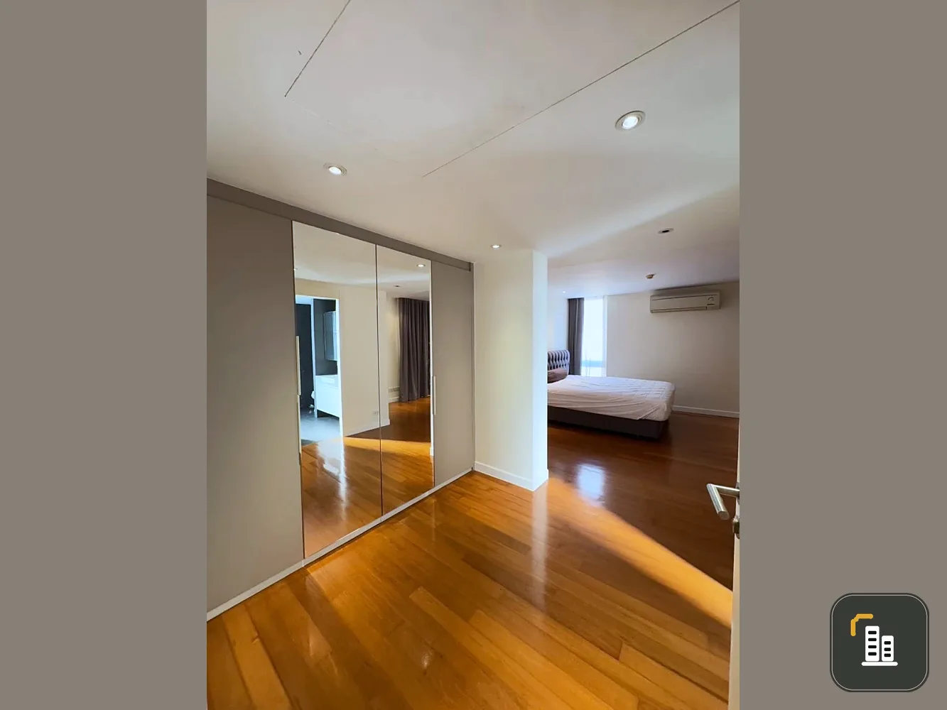 For rent LA CITTA THONGLOR 8 rooms PENTHOUSE, very large usable area, condo that likes to decorate the room, don't miss it.