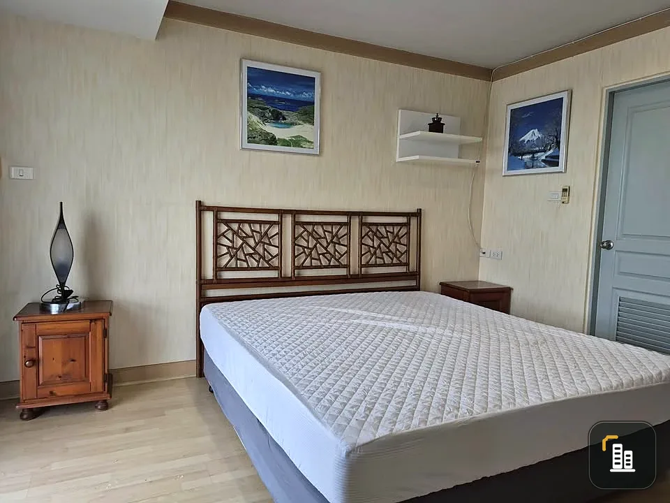 For rent: The Waterford Diamond Sukhumvit 30/1, very high floor room, plenty of usable space, fully furnished, very worth booking.