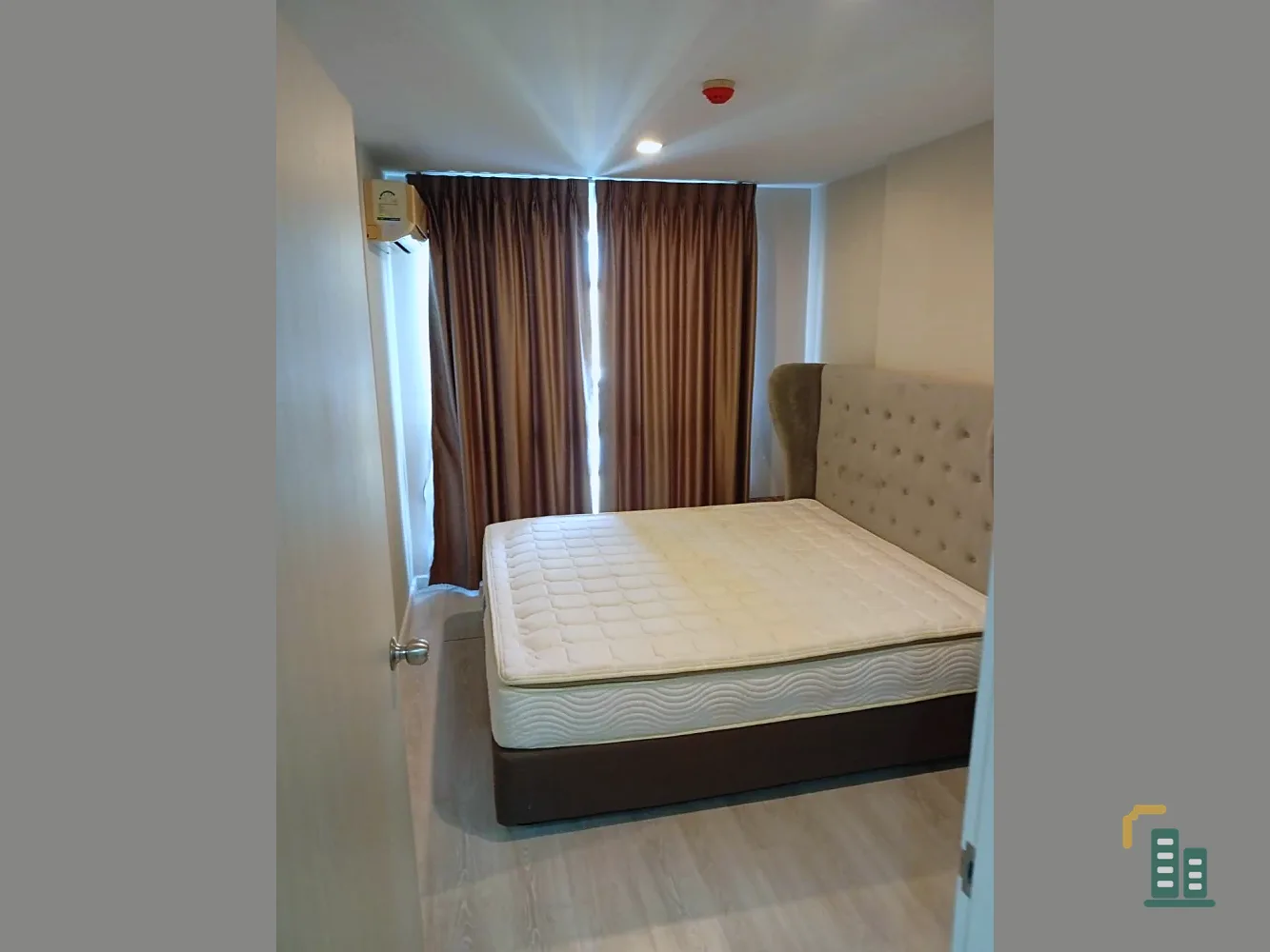 Urgent sale!! Condo Metro Luxe Rama 4, 8th floor, Building A, swimming pool view, furnished room, ready to move in, good price, hurry up and book now
