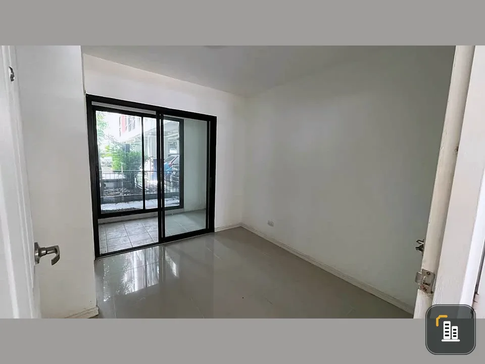For sale: LIB Ramkhamhaeng 43/1, room size 29 sq m, 1st floor, behind the room there is a very shady tree, ready, don't wait.