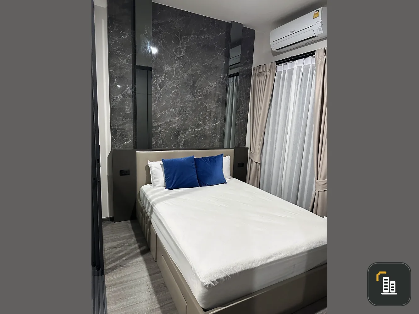 For rent: Ideo Sukhumvit - Rama 4, spacious room, lots of usable space, built-in marble patterned walls, great location, book now.