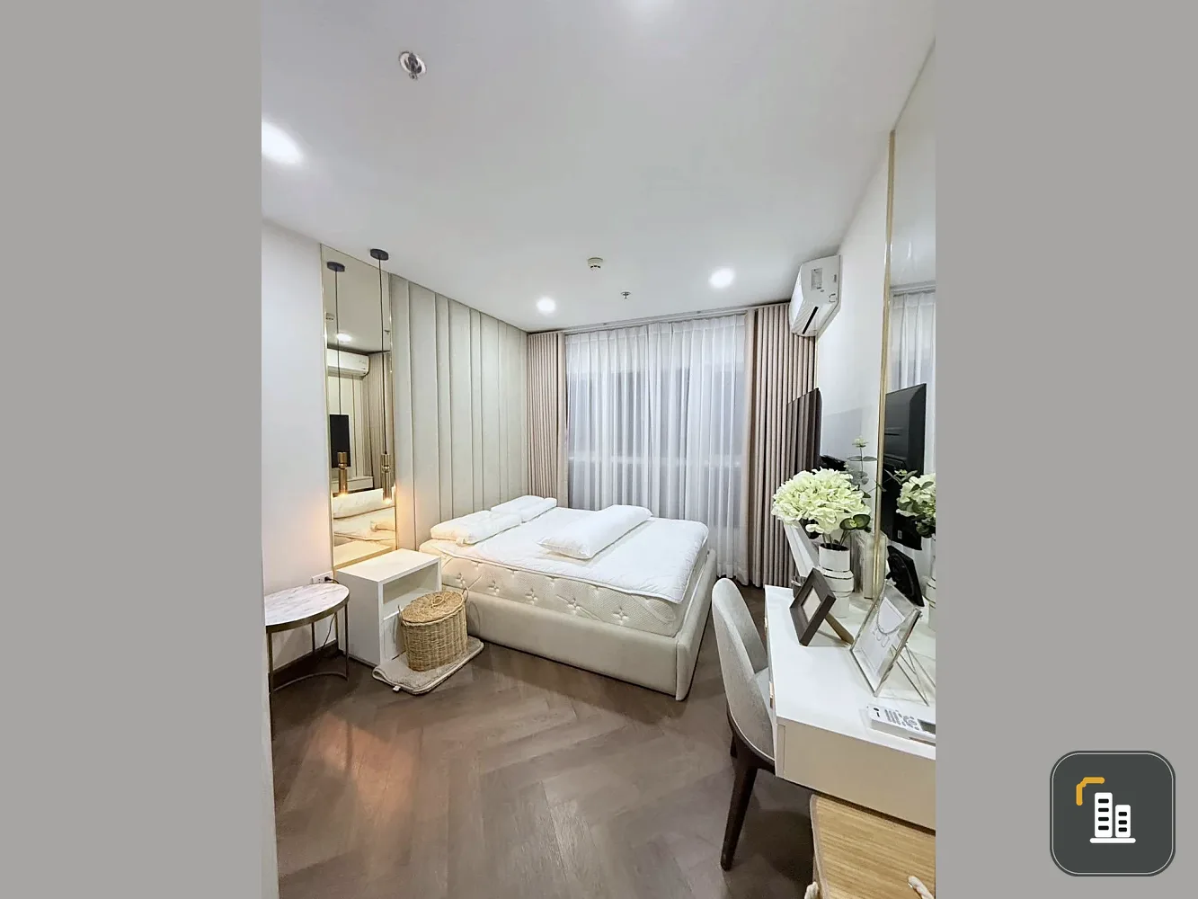 For rent Supalai Veranda Ramkhamheang, a beautifully decorated room with an excellent built-in headboard wall. Comes with complete furniture. Book now